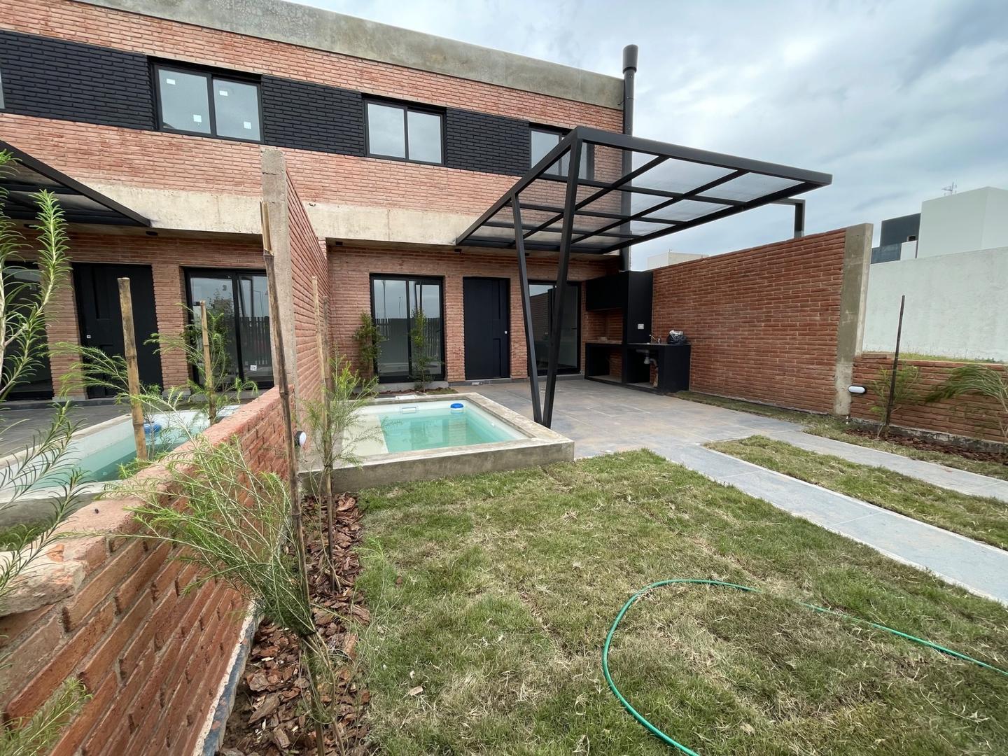 Duplex a la venta! A estrenar! Frente a plaza!