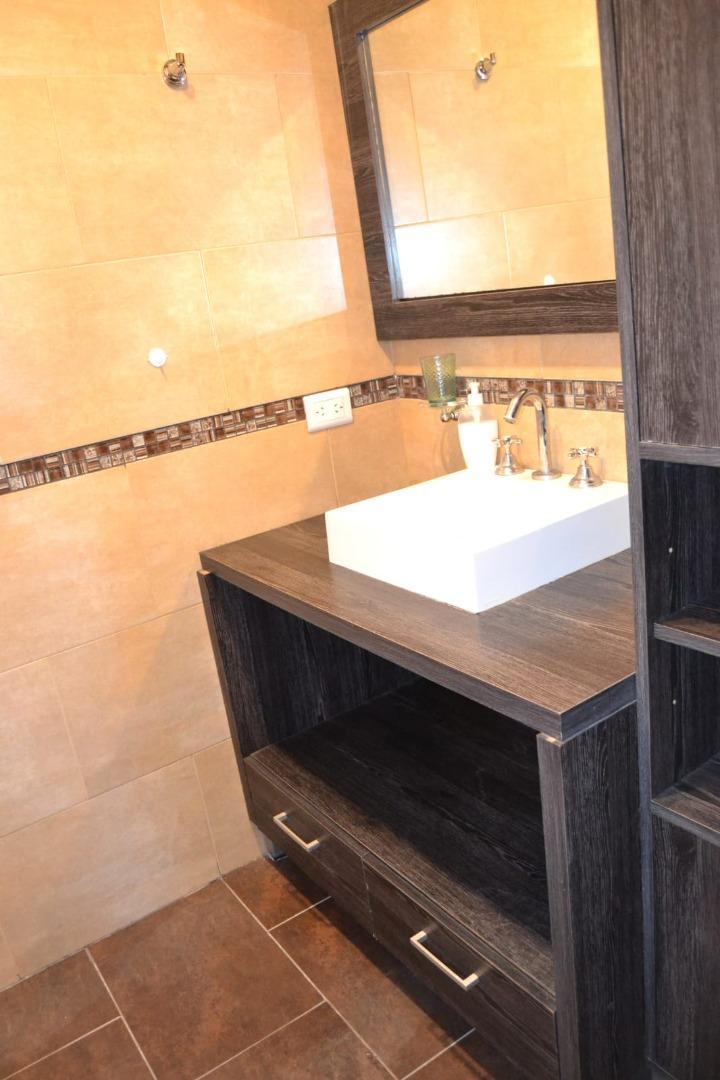 Casa en Alquiler con 4 cocheras