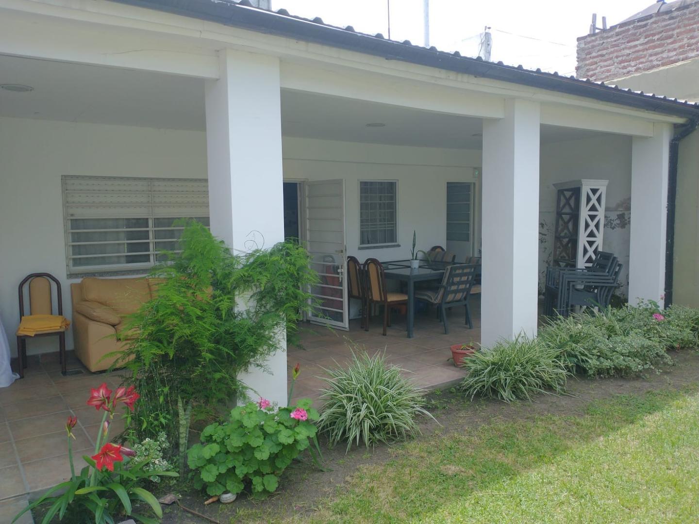 Casa 3 ambientes con 2 baños