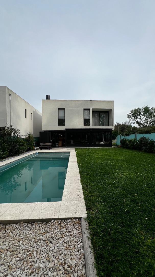 Casa en solares de zapiola barrio cerrado moreno