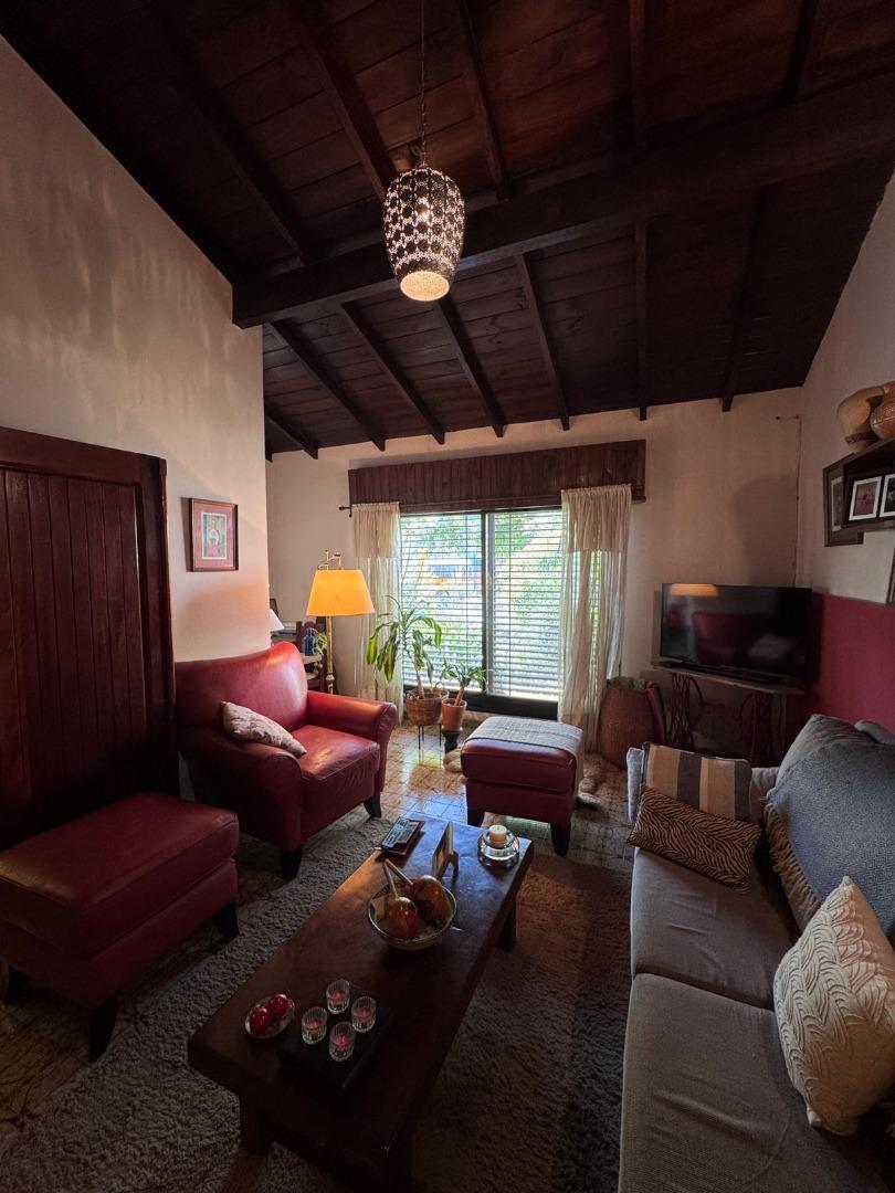 CASA 4 AMBIENTES GRAN PARQUE Y PILETA EN MERLO EN VENTA