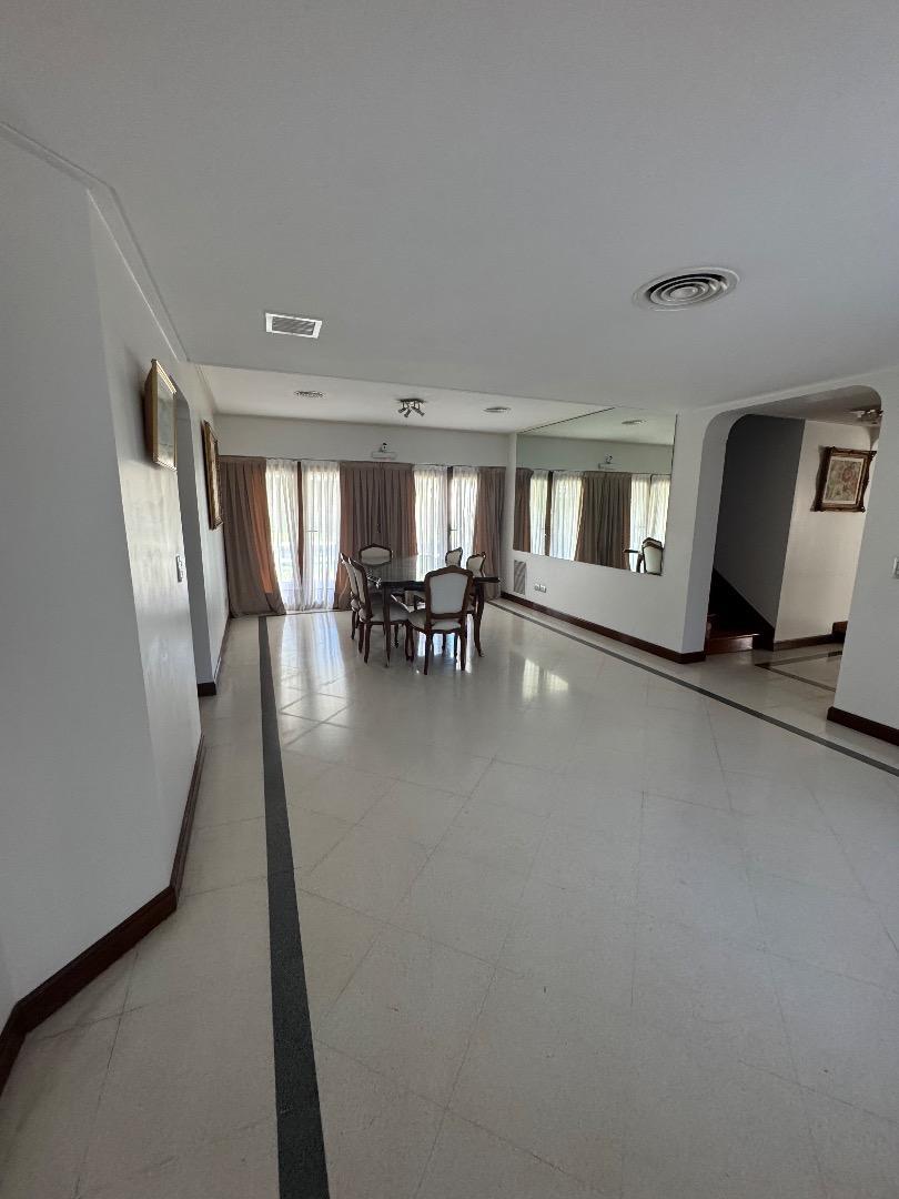 Casa en Venta con 4 cocheras