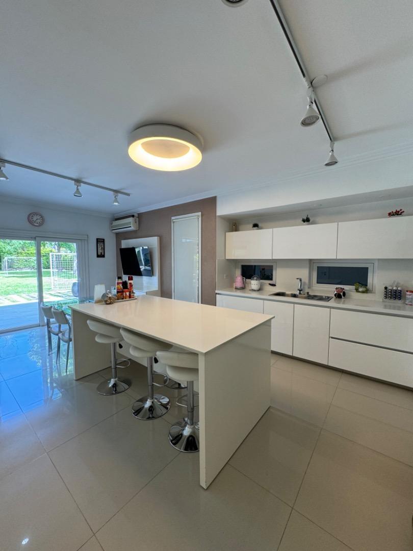 Casa en Venta con 6 cocheras