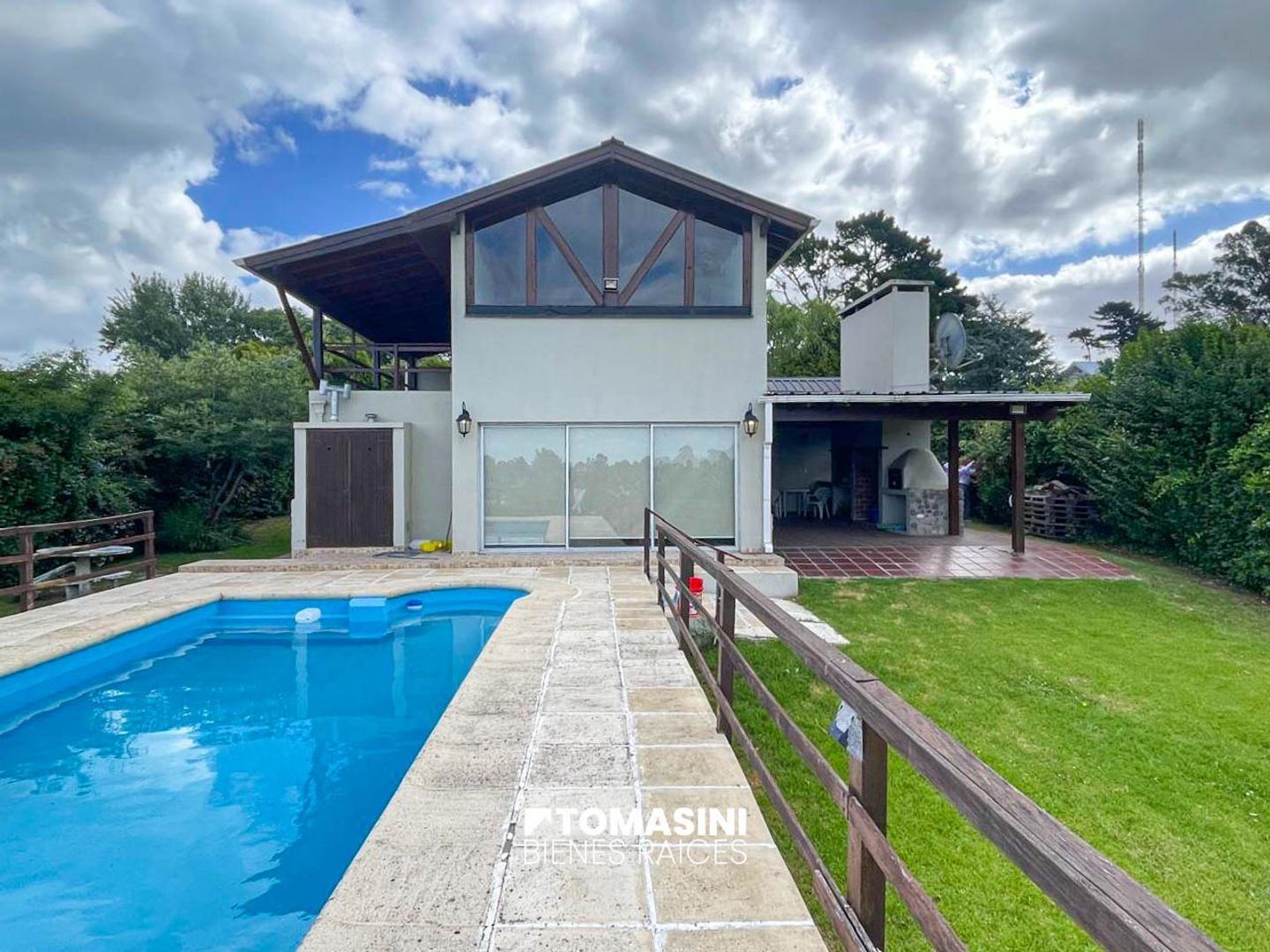 CHALET DE 3 AMBIENTES, GRAN PARQUE Y PISCINA