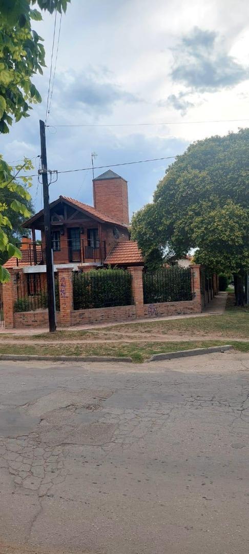 Casa + quincho con pileta – Céntrico