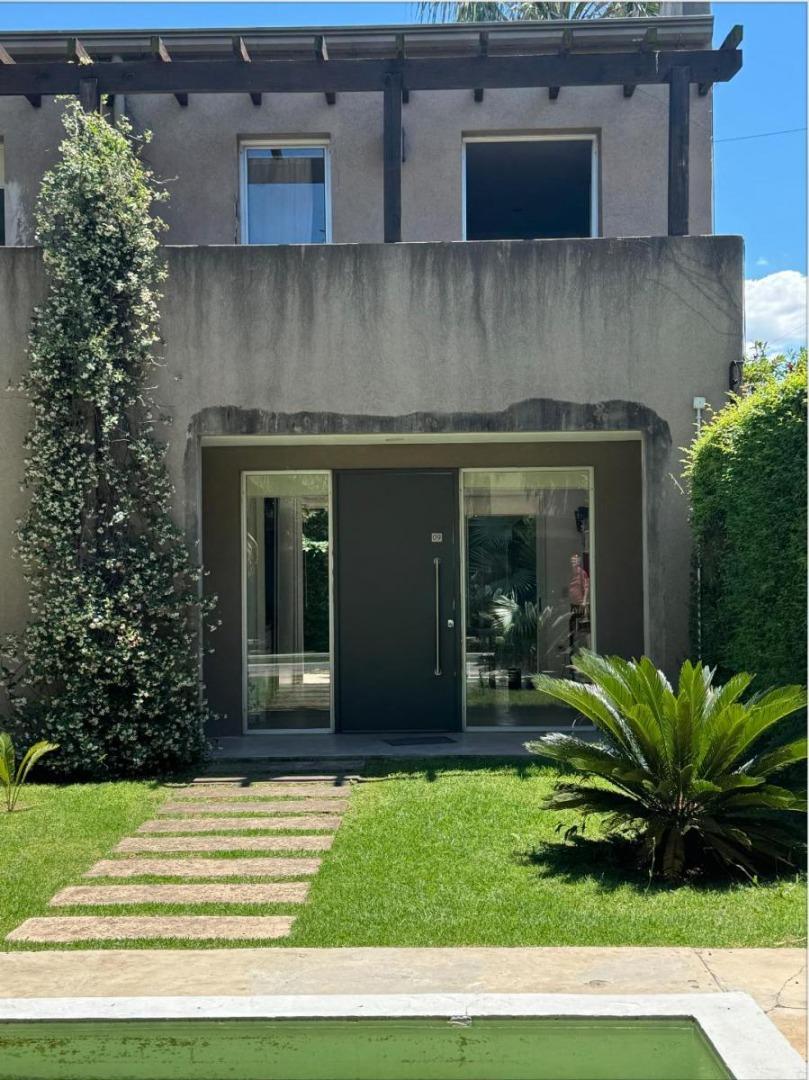 Casa 2 ambientes con 2 baños