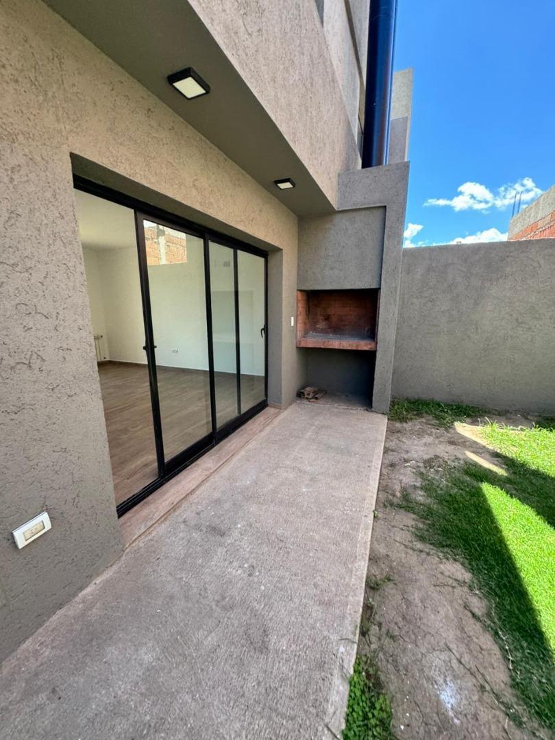 Casa en Alquiler con 1 cochera