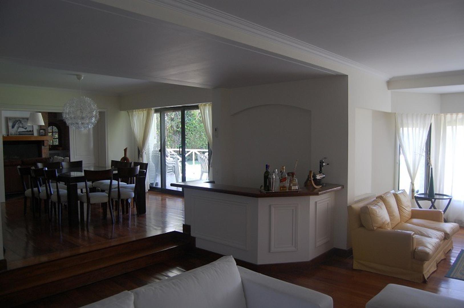 Casa en Alquiler con 2 cocheras