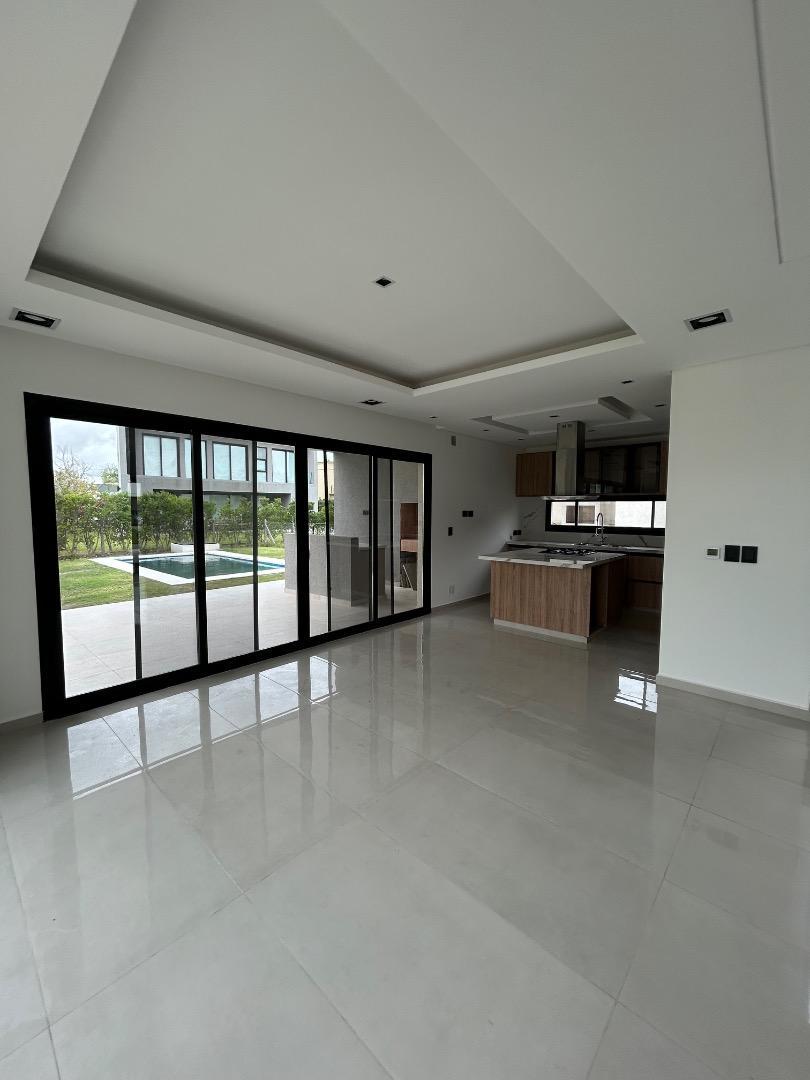 Casa 5 ambientes con 4 baños