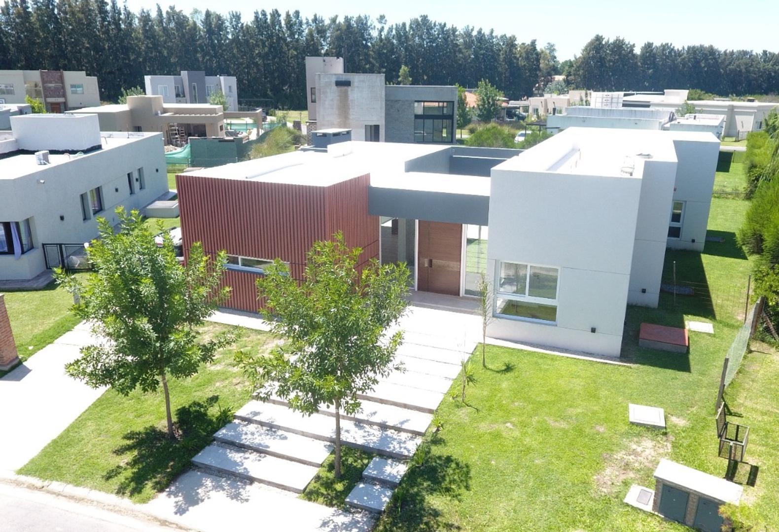 CASA EN VEN  5 AMB.- BARRIO SANTA INES - A ESTRENAR