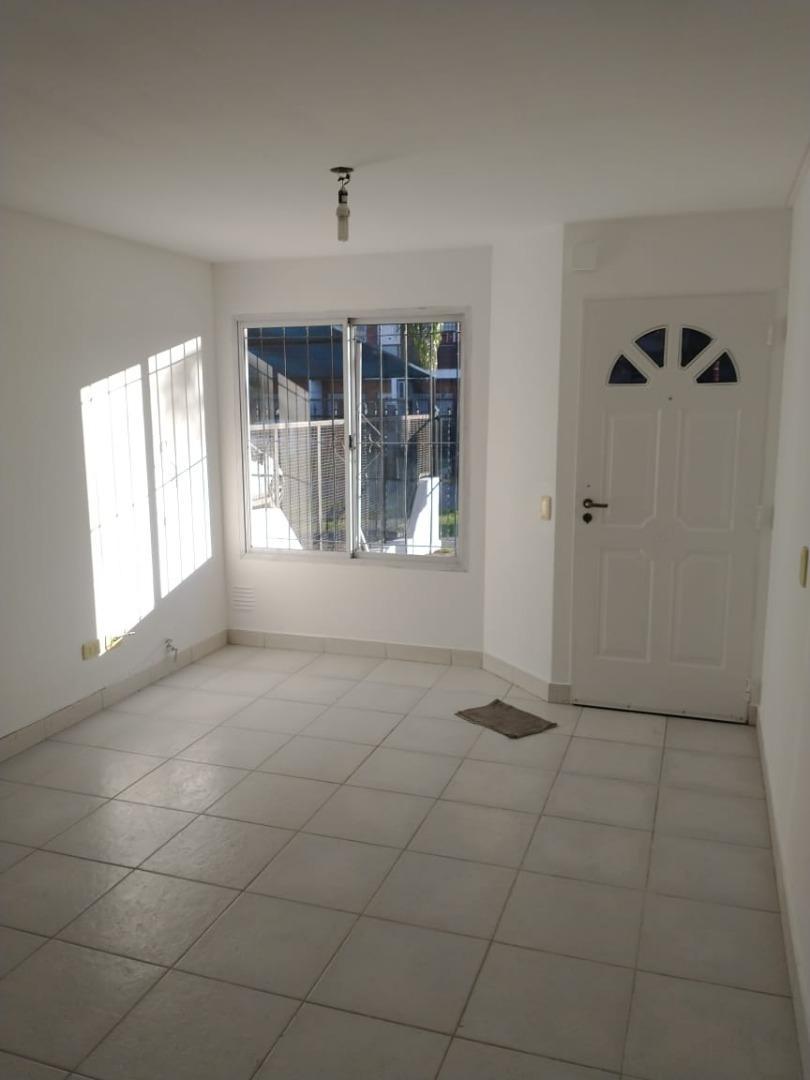 duplex al frente esquina  entrada de coche y fondo