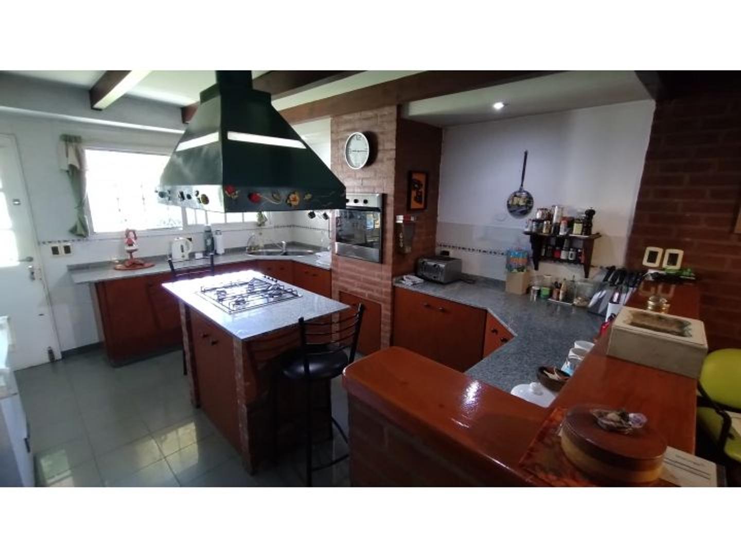 CASA SOBRE LOTE 430M2 IDEAL EMPRENDIMIENTO