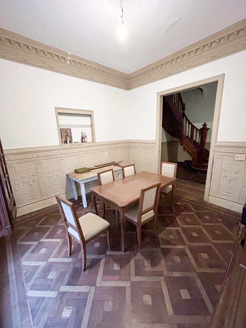 Casa 8 ambientes con 2 baños