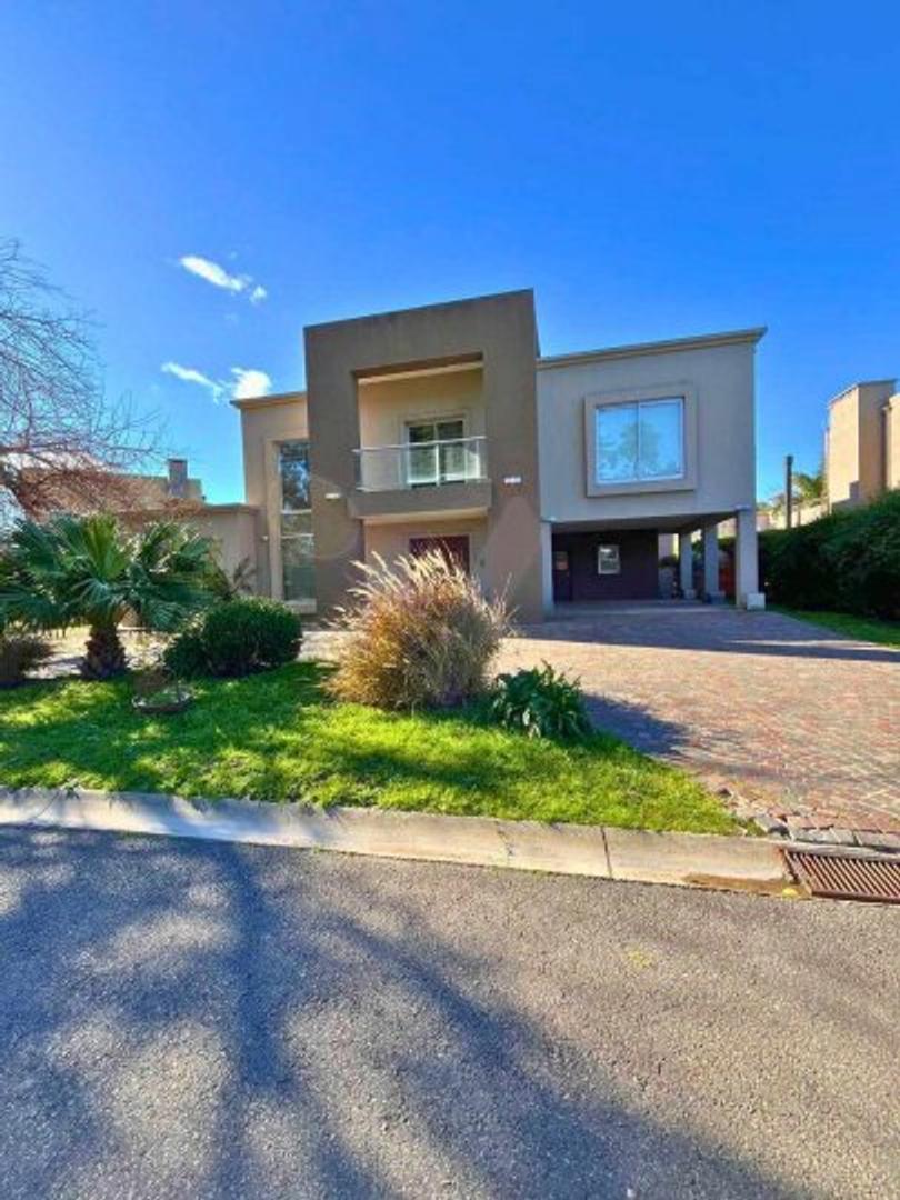 ¡Increíble oportunidad! Venta de casa en Fincas 1 Hudson con todos los detalles que buscas. ¡No...