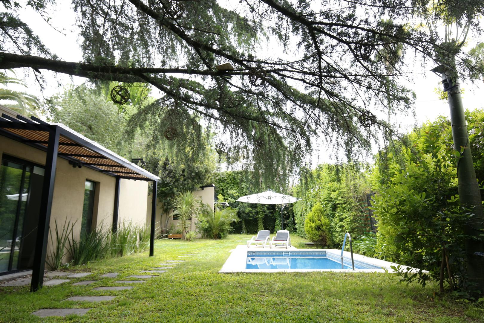 Casa en venta en City Bell de 2 dormitorios con parque, pileta y Departamento in