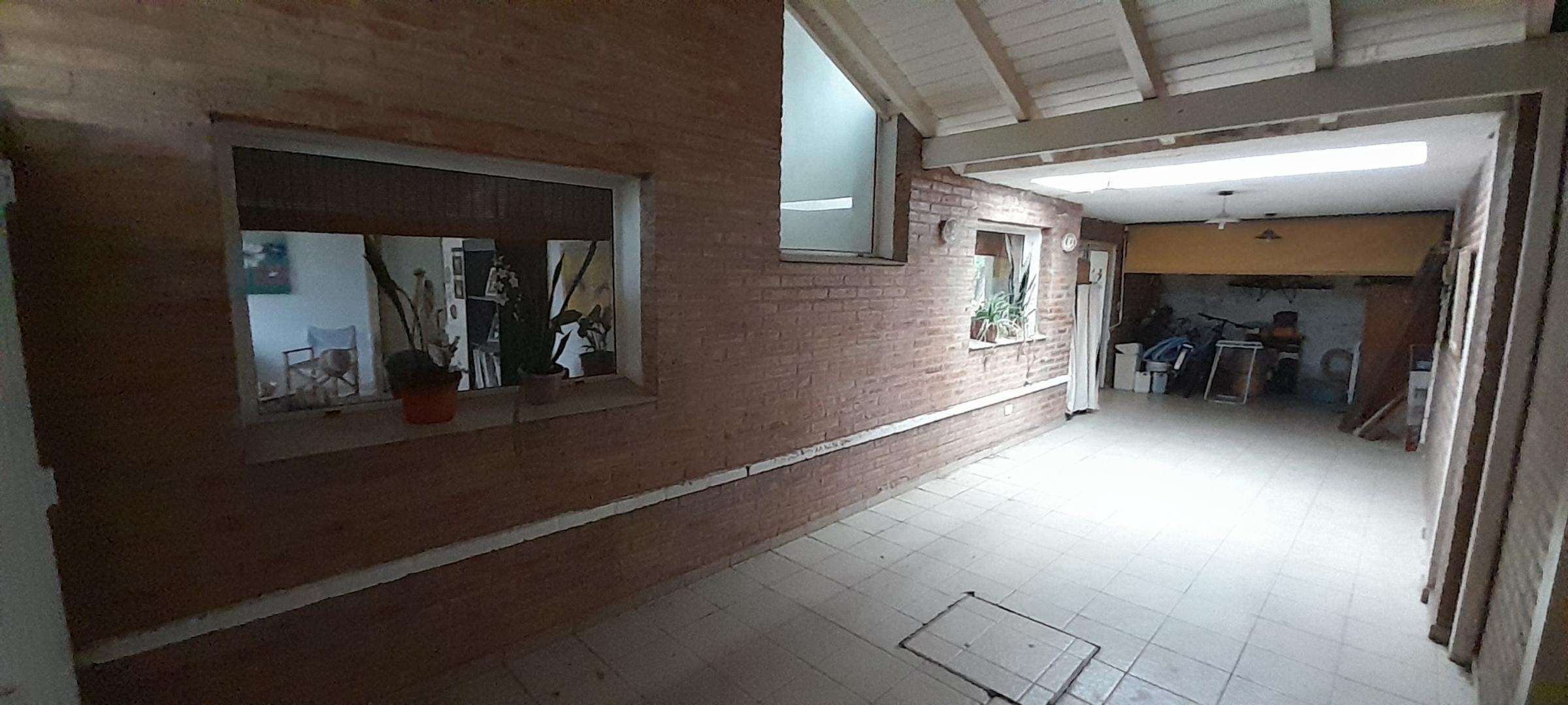 Casa en Venta con 3 cocheras