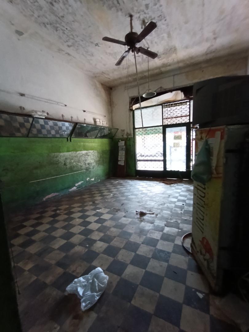 Se alquila local del medio – Esquina en Lanus .