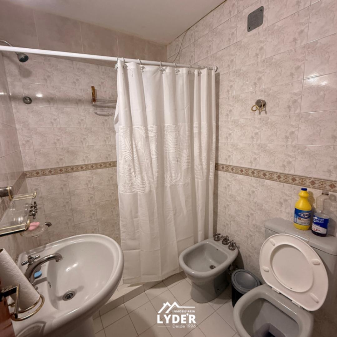 Casa en alquiler c/ cochera. Leandro N. Alem 545.