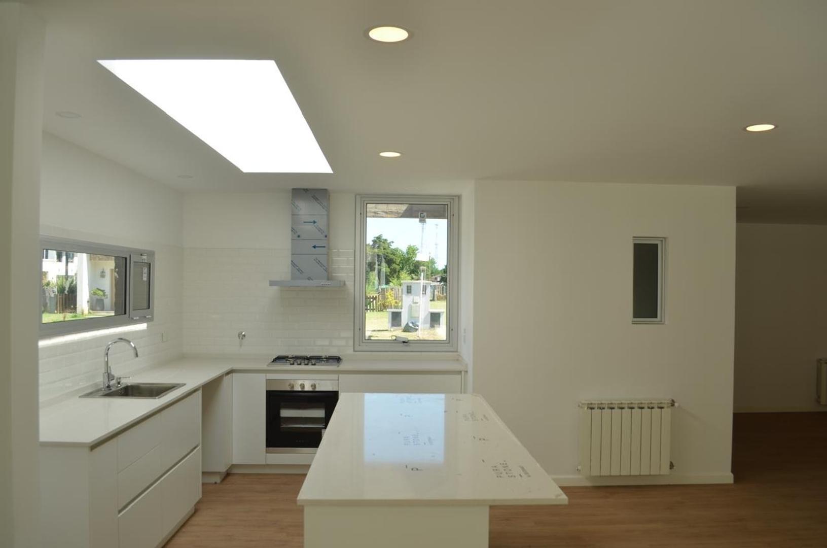 Casa en Alquiler con 5 cocheras