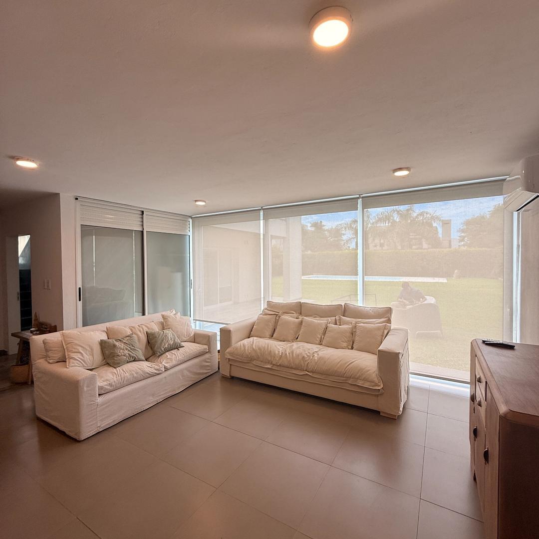 Casa en Venta con 4 cocheras