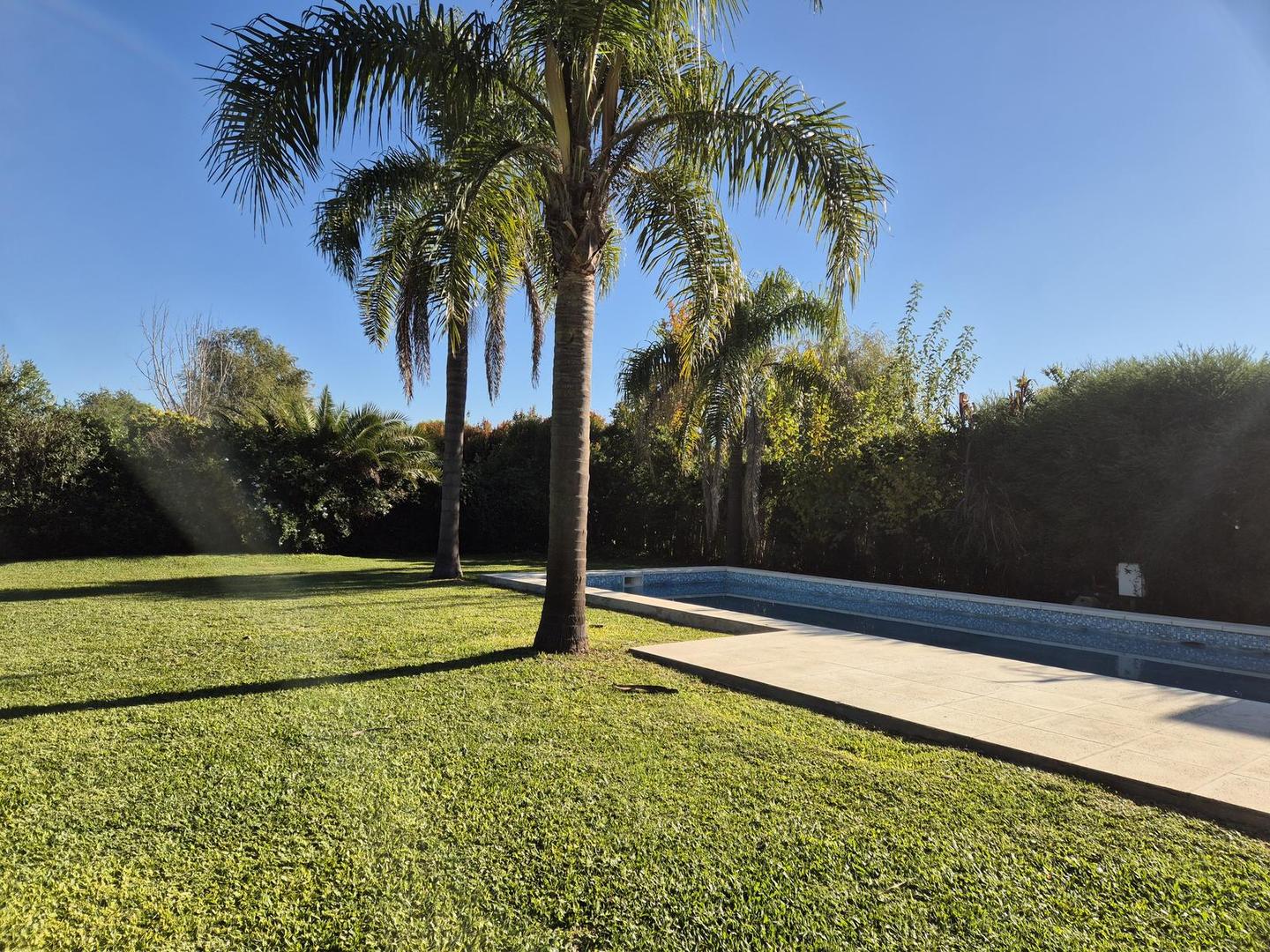 Casa en Alquiler con 2 cocheras
