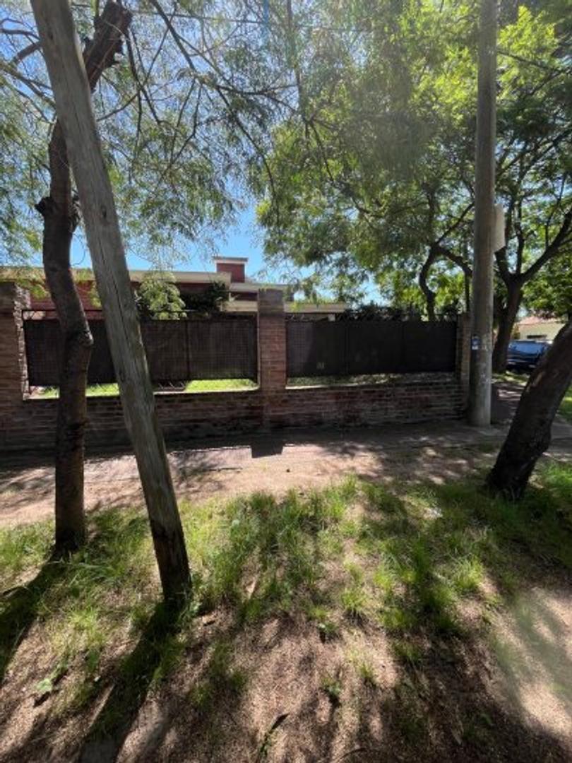 Fisherton. Casa con amplio terreno. A reciclar.