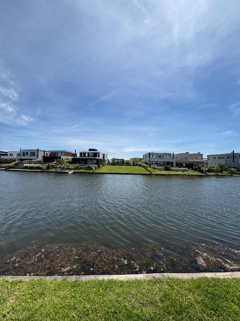 Casa 6 ambientes con 5 baños