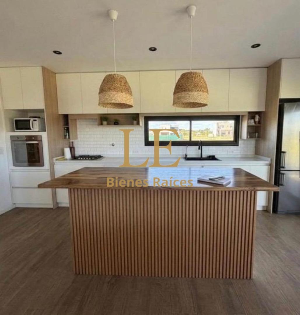 Casa en Venta con 4 cocheras