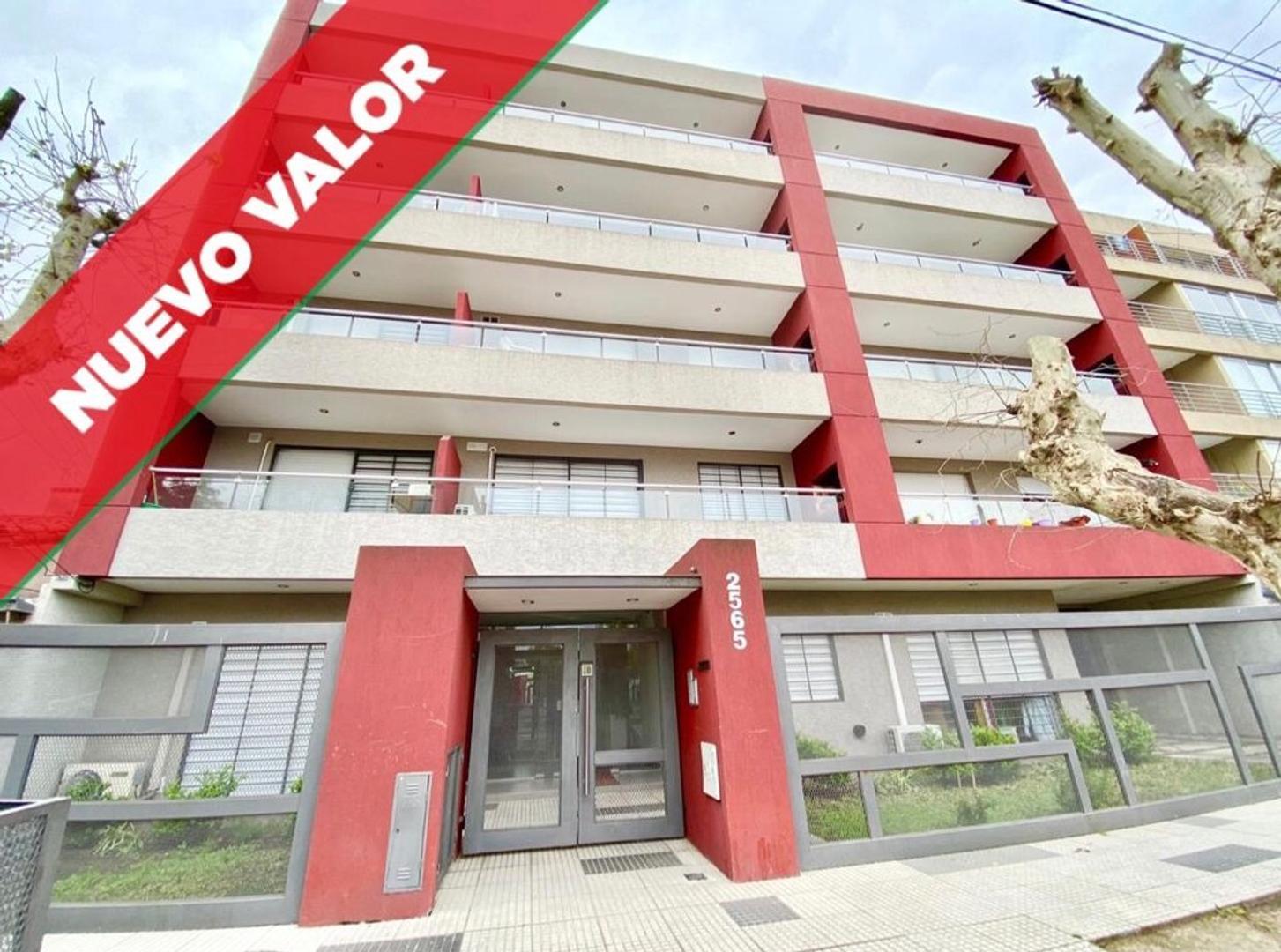 Amplio monoambiente con balcón en excelente estado.