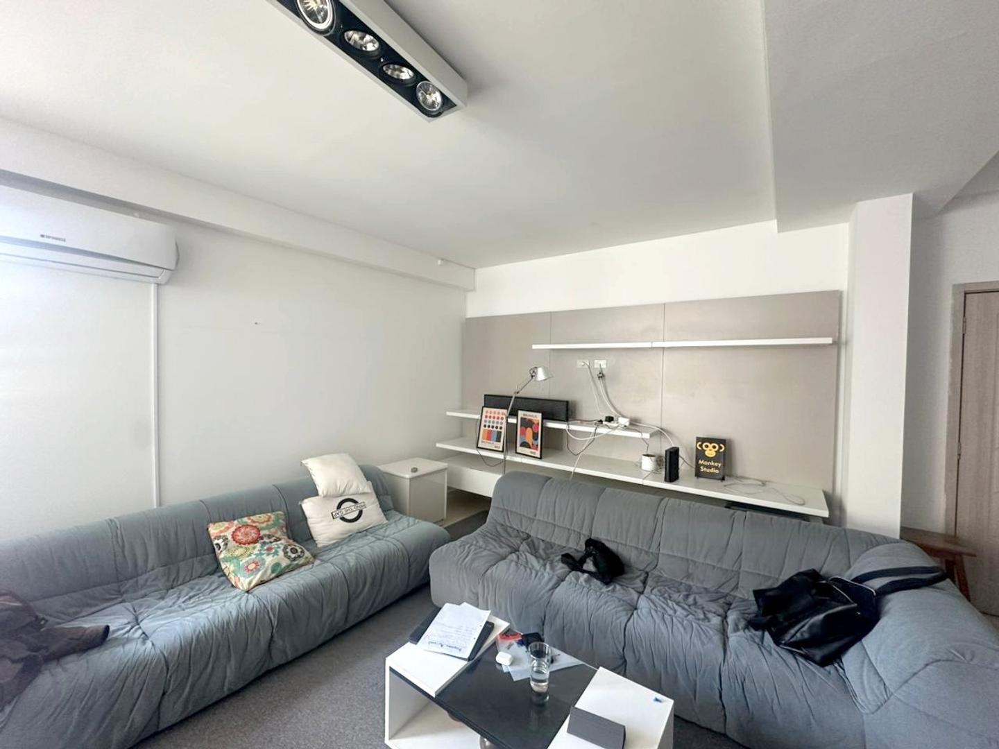 Oficina con vista a la bahia