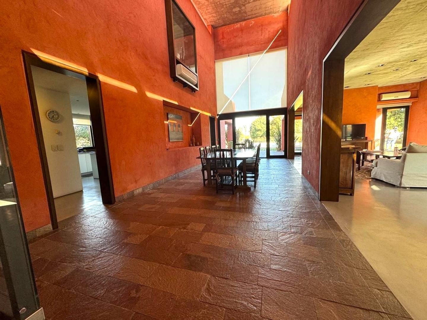 Casa 6 ambientes con 5 baños