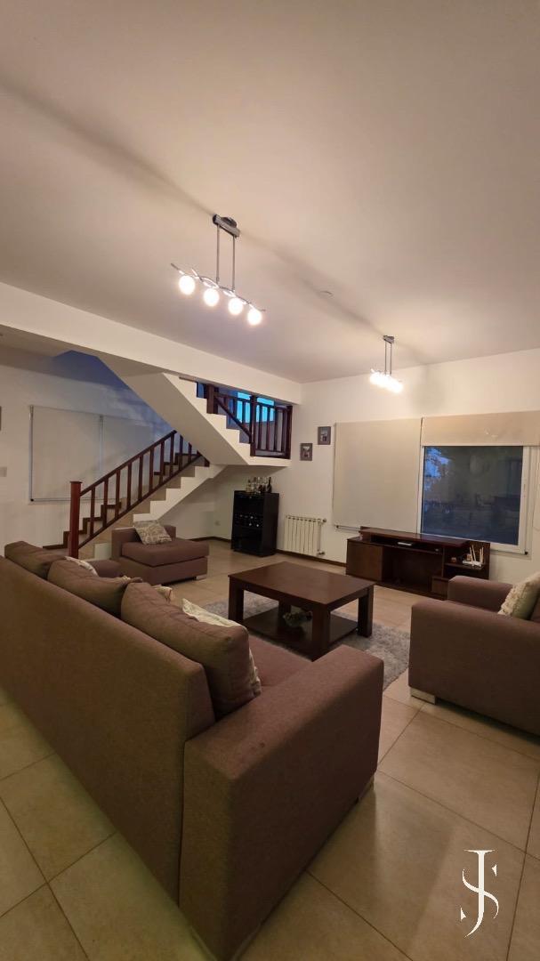 Casa en Venta con 6 cocheras