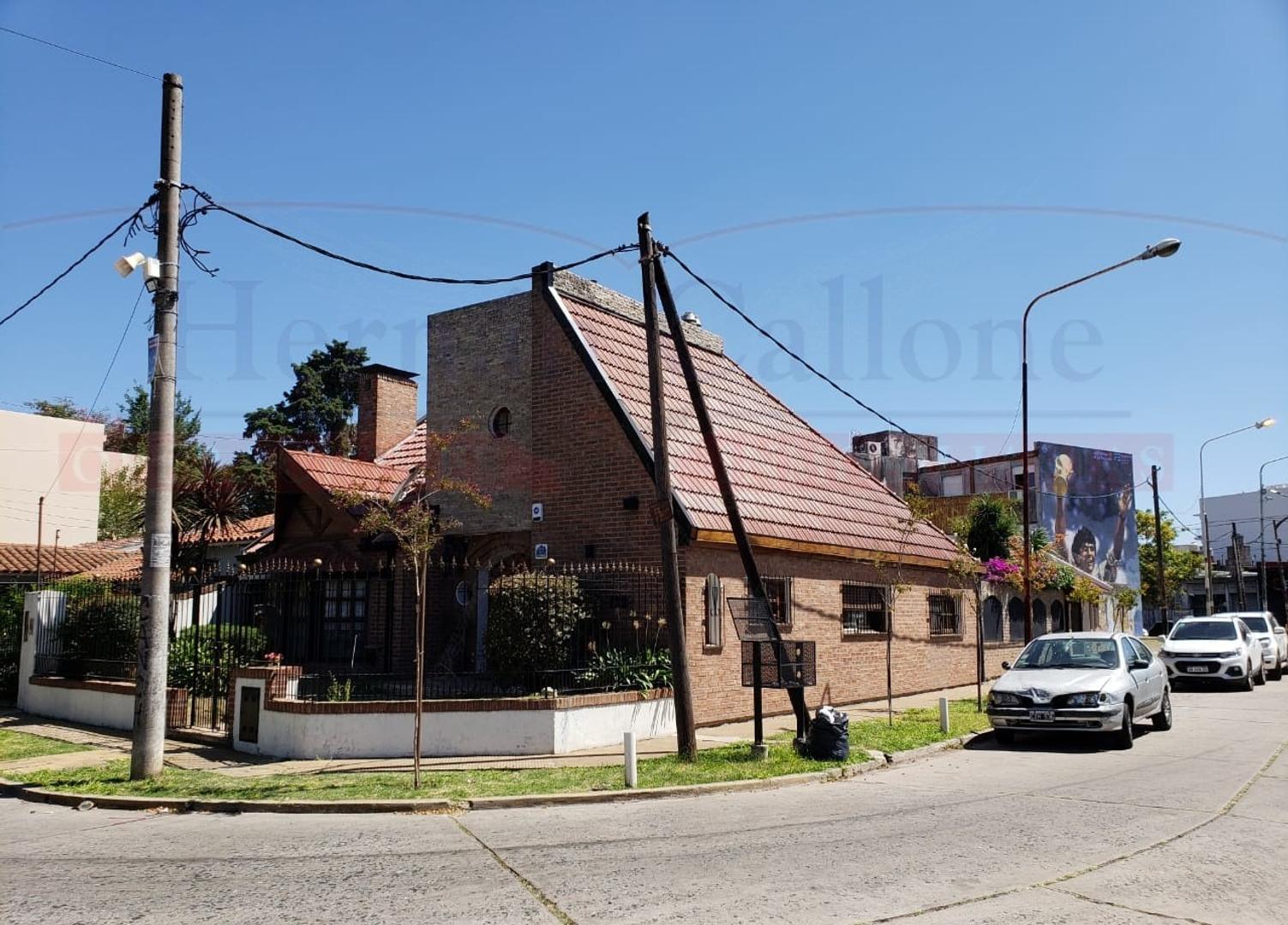 EXCELENTE CASA 5 AMBIENTES CON PISCINA, QUINCHO Y COCHERA