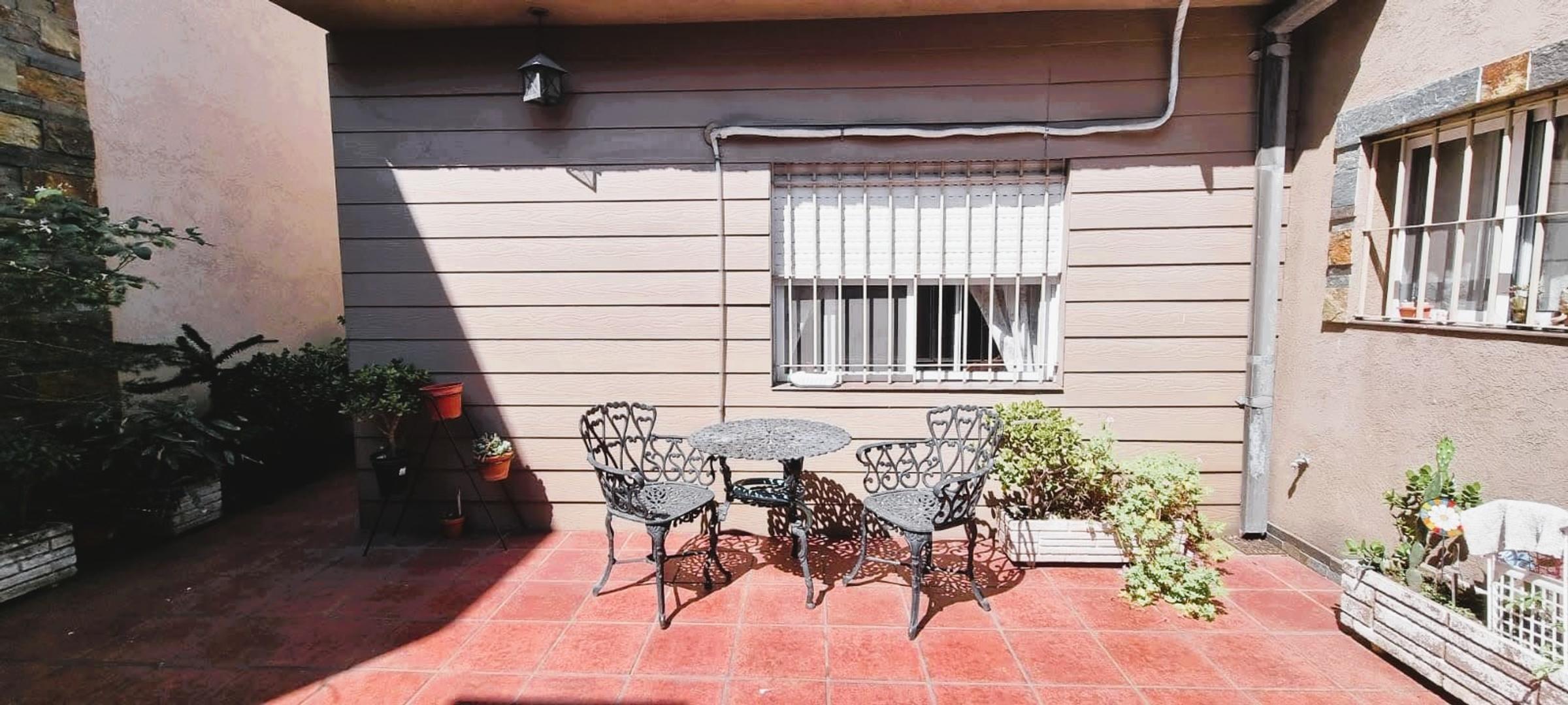 VENTA  DE MUY LINDA VIVIENDA * 3 AMB + GARAJE + SUSTENTABLE