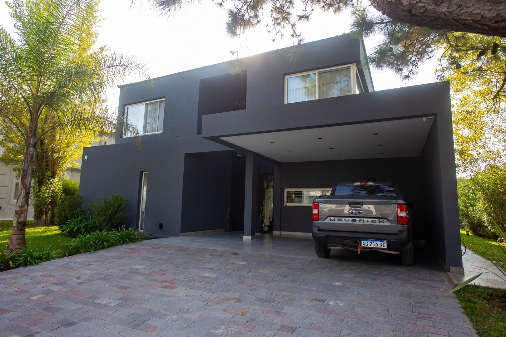 Casa en Venta con 6 cocheras