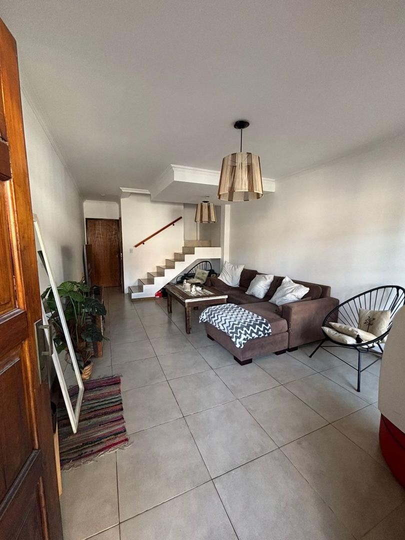 VENTA TRIPLEX 4AMB. CARAPACHAY