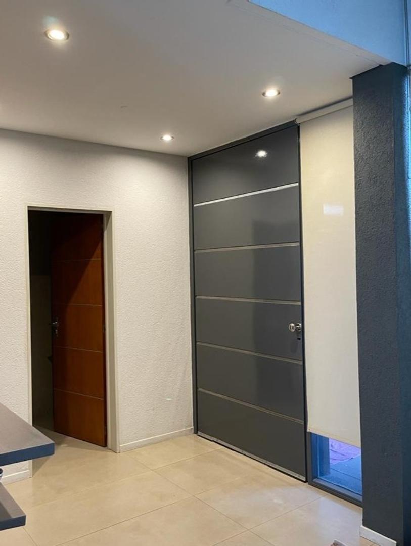 Casa en Venta con 4 cocheras