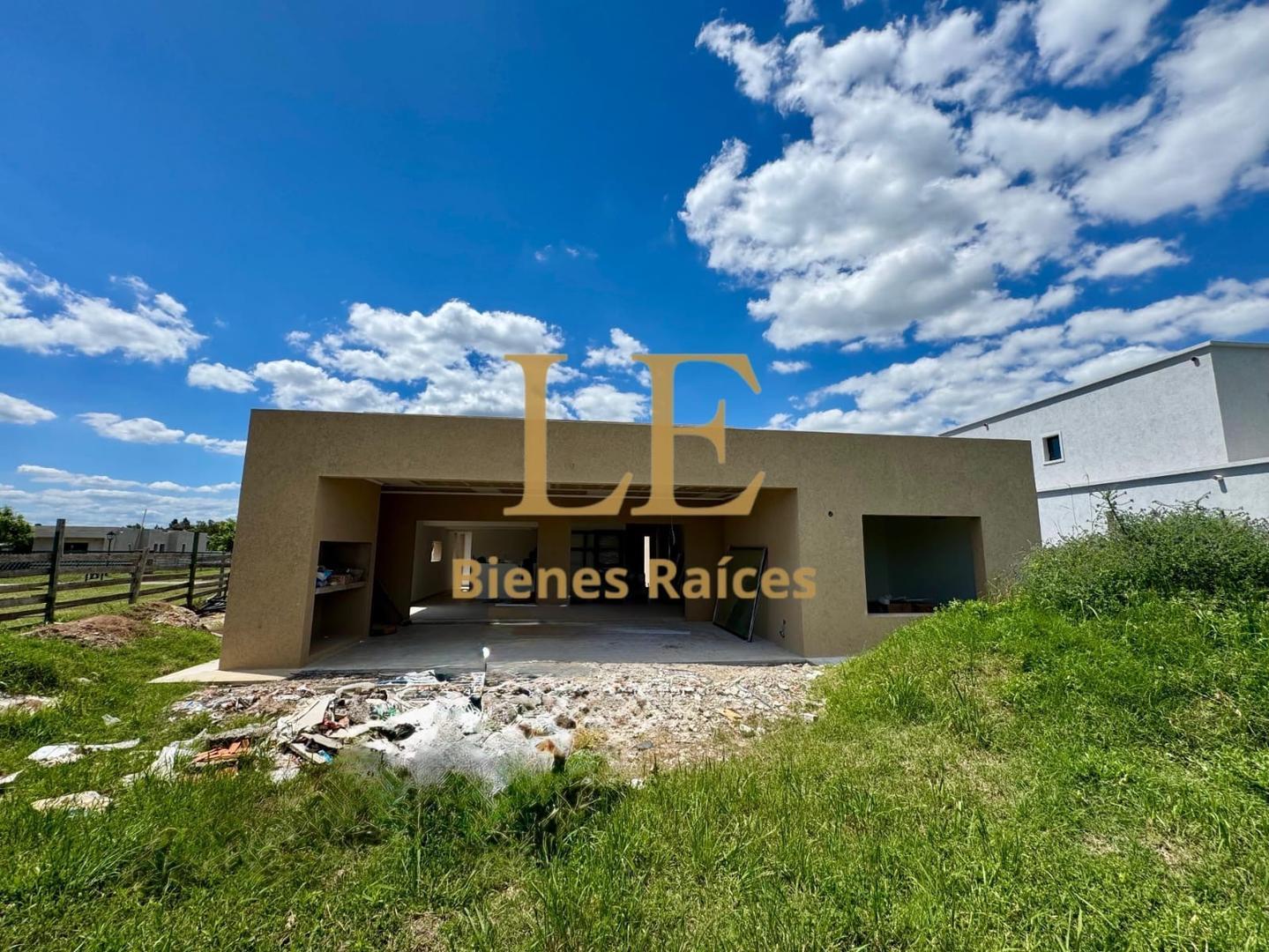 Casa 5 ambientes con 3 baños