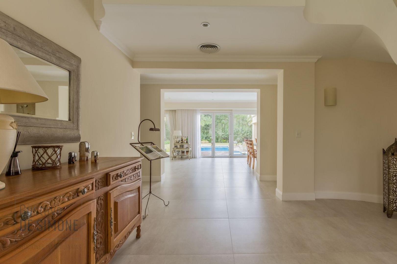 Casa en Venta con 2 cocheras