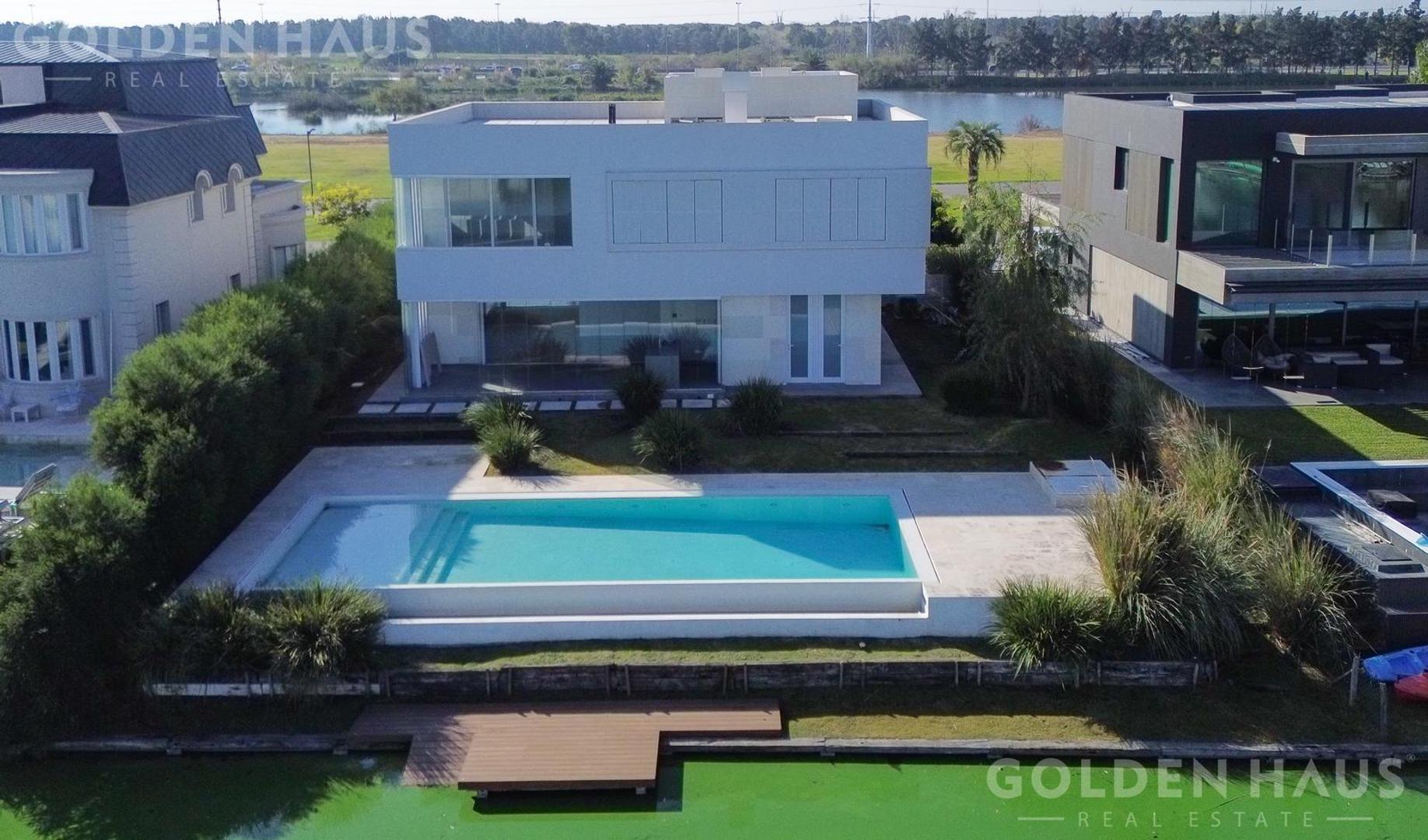 Casa en venta 5 ambientes piscina y  vista a la laguna