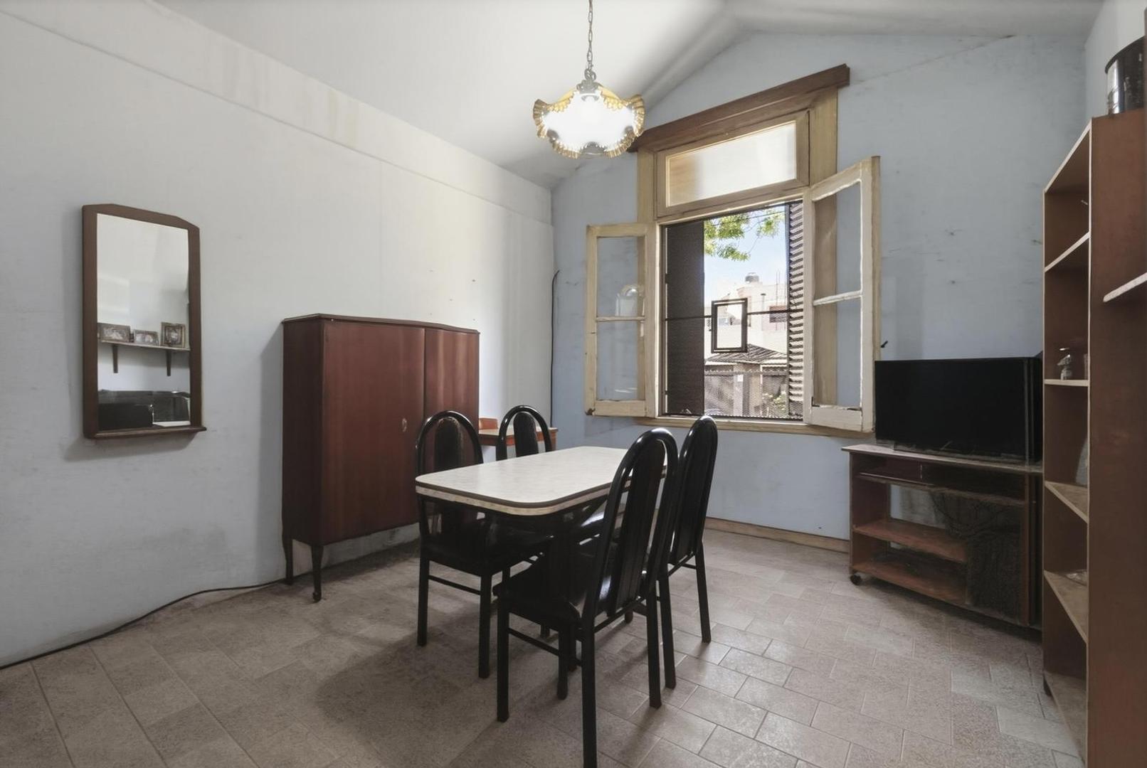 Venta PH 2 ambientes con baulera en Parque Avellaneda