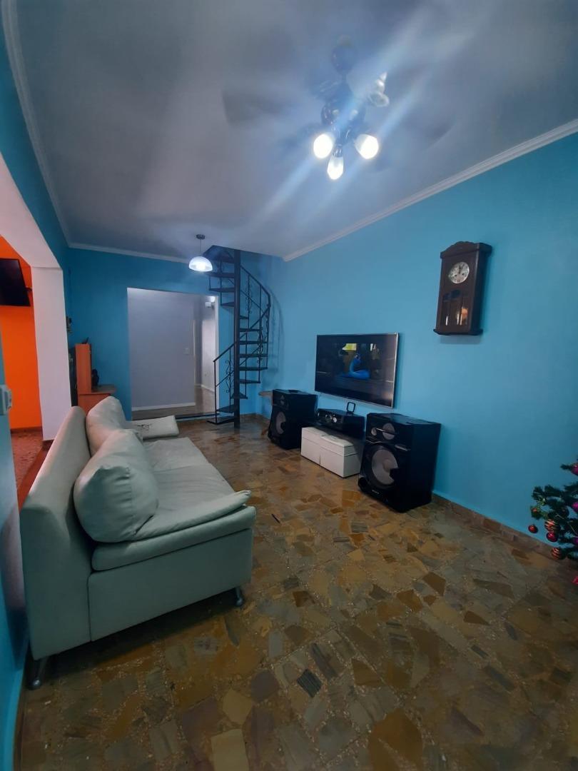 Casa en Lanùs. Con pileta