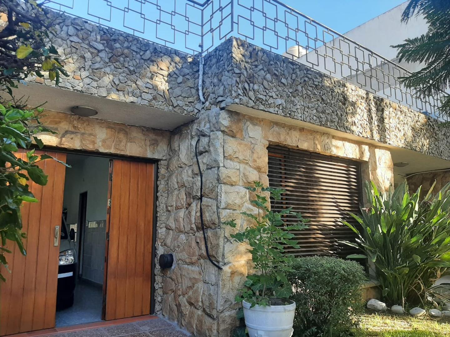 Casa en san justo con fondo y pileta