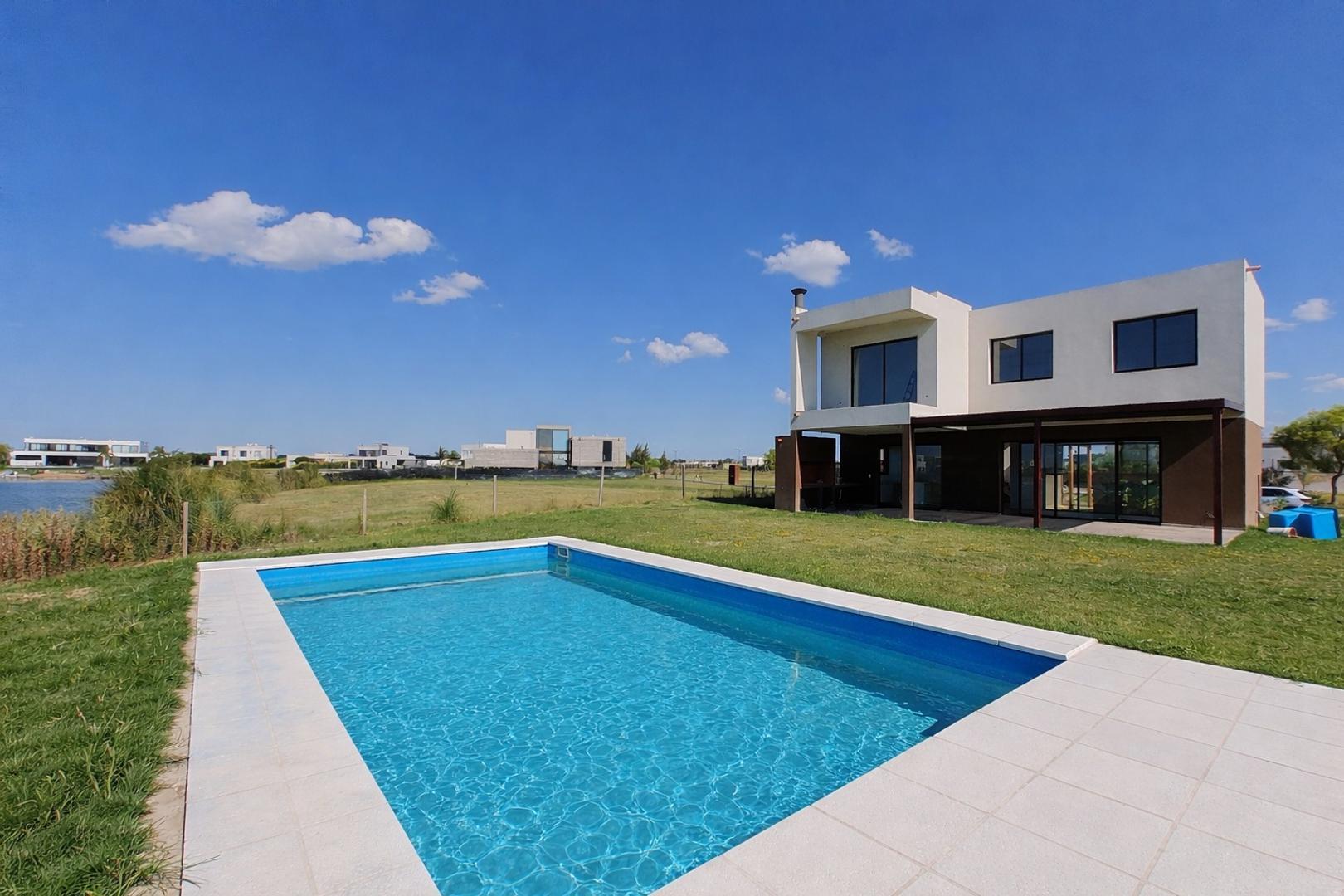 Casa a la laguna con pileta en San Sebastian