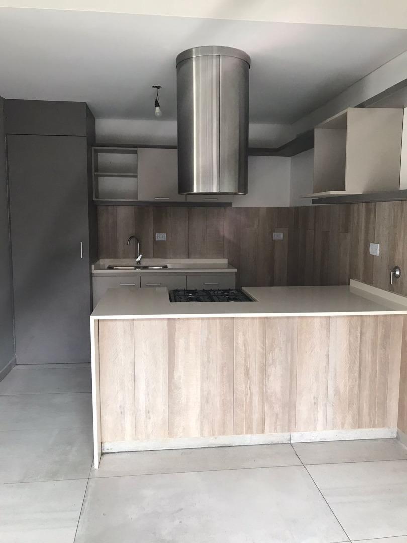 Casa en Alquiler con 1 cochera