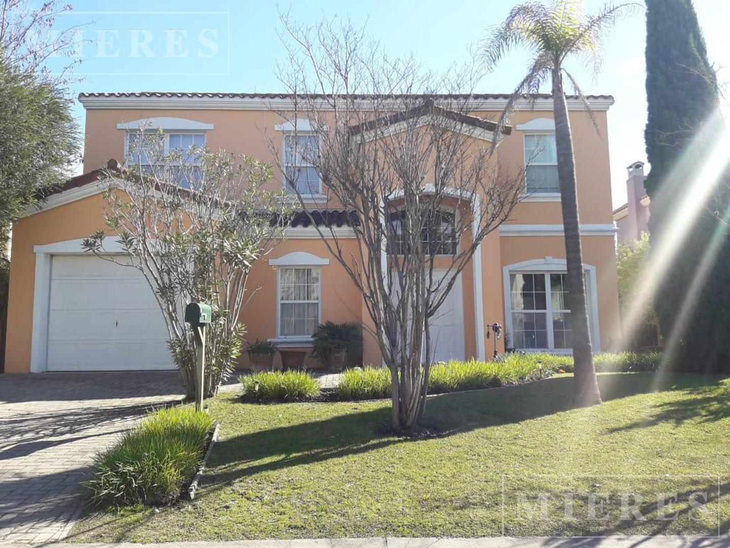 Casa en venta con renta sobre lote a la laguna en Barrancas del Lago