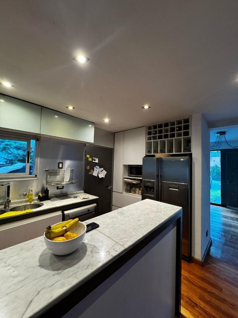 Casa en Venta con 4 cocheras