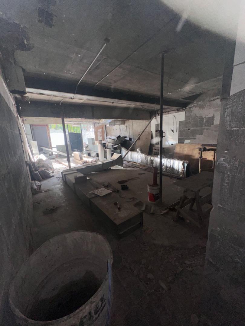 LOCAL COMERCIAL ENFRENTE PLAZA EJERCITO DE LOS ANDES