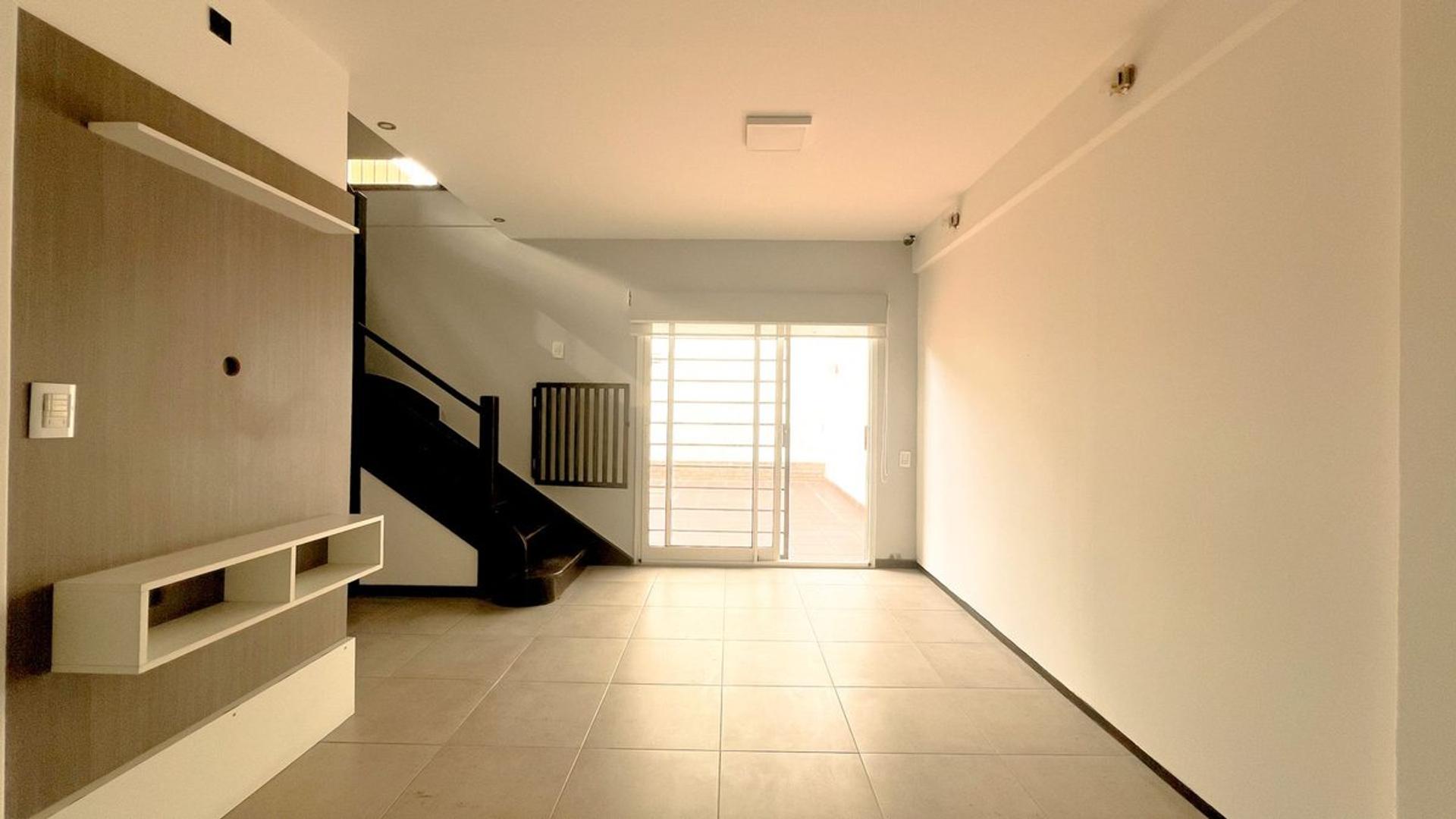 VENTA CASA 4 AMB  TERRAZA Y PATIO COCHERA PINARES