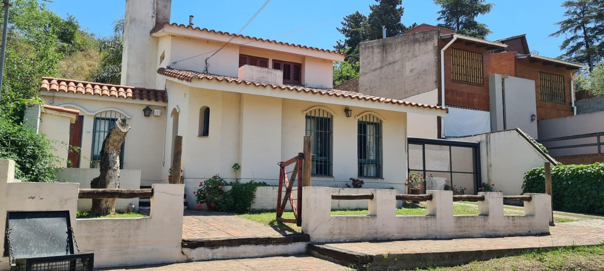 3 DORM 3 BAÑOS LIVING COMEDOR COCINA QUINCHO PATIO TERRAZA